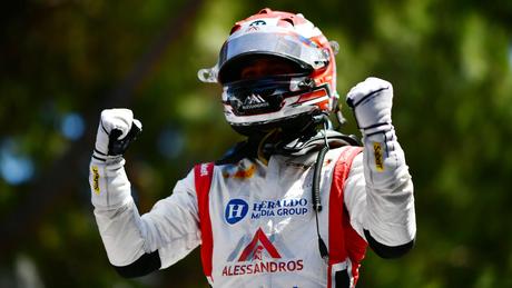 Noel León hace historia en Mónaco y emula la hazaña de Checo Pérez