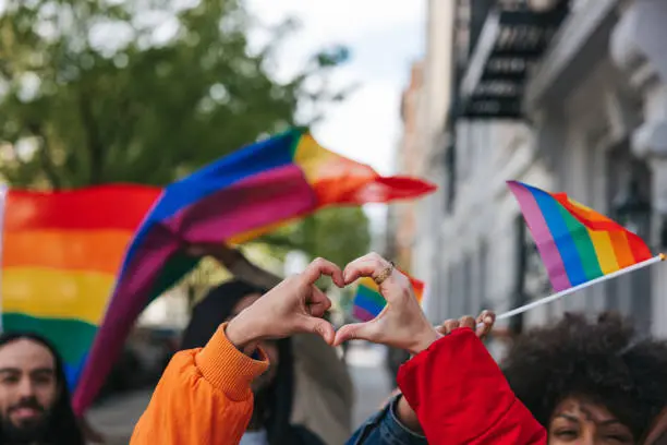 La bandera arcoíris fue creada en 1978 y se convirtió en un símbolo global del Orgullo LGBT+. / iStock