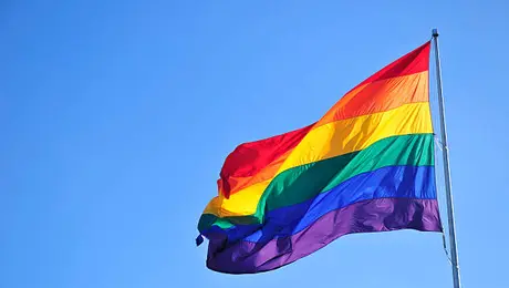 ¿Qué significan los colores de la bandera LGBTIQ+? La historia detrás del arcoíris
