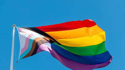 La bandera LGBT+ y sus variantes son mucho más que adornos coloridos. / iStock