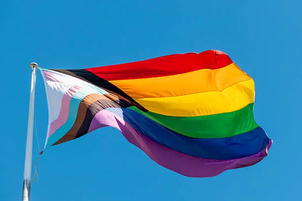 La bandera LGBT+ y sus variantes son mucho más que adornos coloridos. / iStock
