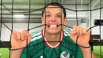 Chicharito se postula para ser el fan número uno de Luis Miguel para el Tour 2027