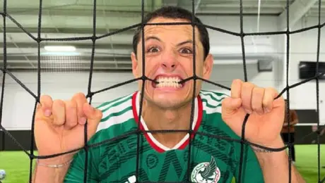 Chicharito se postula para ser el fan número uno de Luis Miguel para el Tour 2027