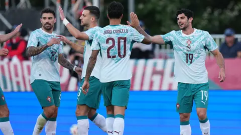 Portugal vence a Chile l AP