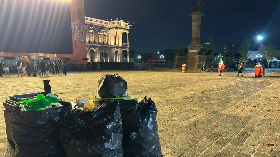 VIDEO: Mexicanos recogen su basura después de ver el México vs Inglaterra