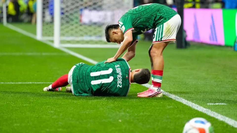 Santiago Giménez sufre dura lesión| MEXSPORT