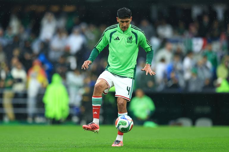 Edson Álvarez calentando | MEXSPORT