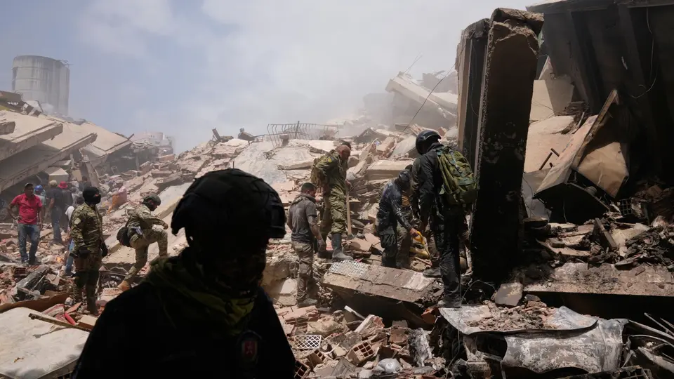 Equipos de rescate y voluntarios continúan las labores de búsqueda entre los edificios colapsados en las zonas afectadas por el sismo./ AP