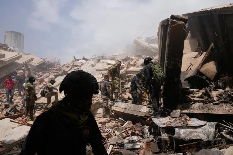 Equipos de rescate y voluntarios continúan las labores de búsqueda entre los edificios colapsados en las zonas afectadas por el sismo./ AP
