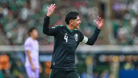 Edson Álvarez está en el radar de un histórico de la Bundesliga, según reportes