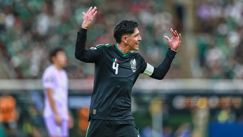Edson Álvarez está en el radar de un histórico de la Bundesliga, según reportes