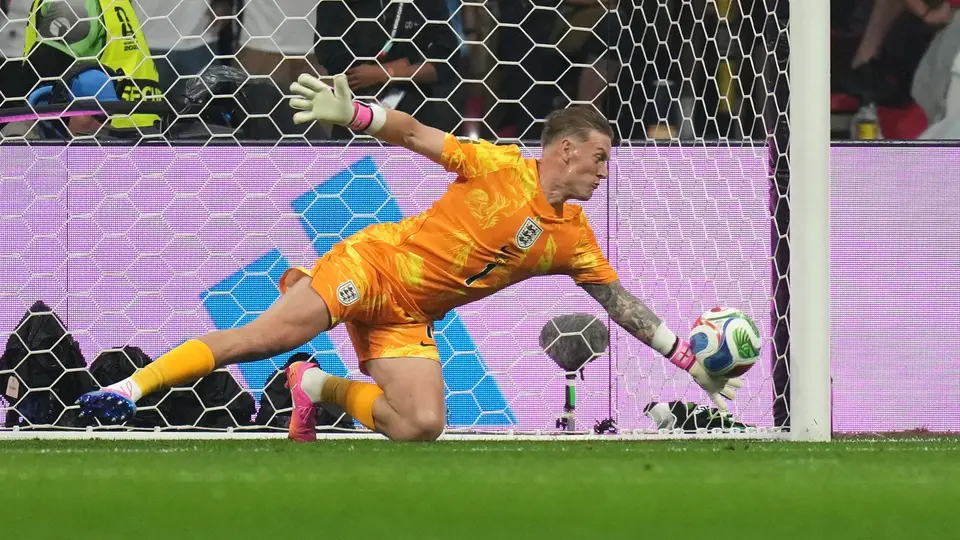 ¡Impresionante! Jordan Pickford evita el gol de Raúl Jiménez con una impresionante atajada