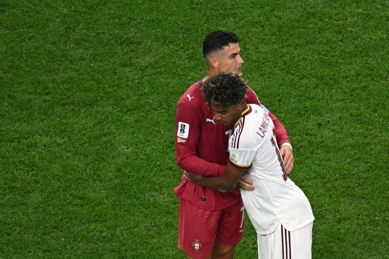 Abrazo de Cristiano Ronaldo con Yamal | AP