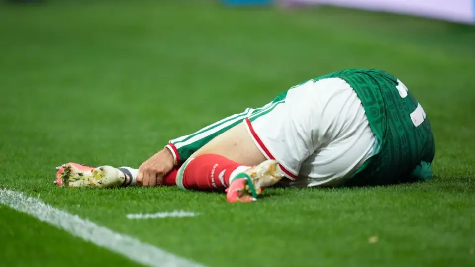 Santiago Giménez sufre dura lesión| MEXSPORT