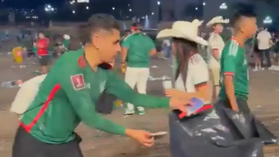 Mexicanos recojen basura del suelo imitando a a japoneses./@lopezdoriga