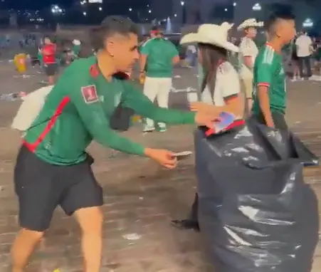 Mexicanos recojen basura del suelo imitando a a japoneses./@lopezdoriga