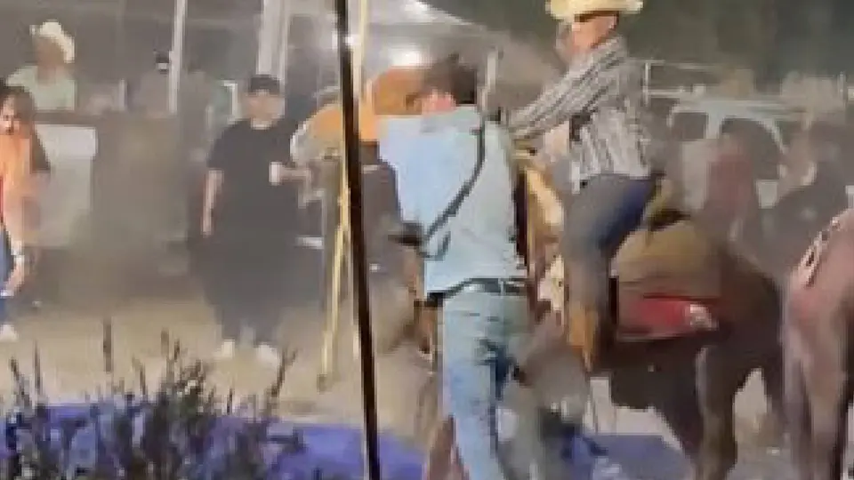 En los videos difundidos en redes sociales se observa a varios participantes enfrentándose con machetes y riatas durante la celebración./ Captura de pantalla