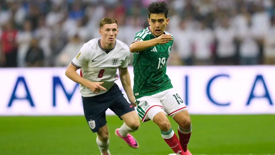 Gilberto Mora ante Inglaterra | AP