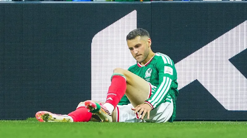 Santiago Giménez sufre dura lesión| MEXSPORT
