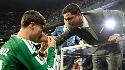 Chicharito consuela a la "Hormiga" González tras la dolorosa eliminación de México ante Inglaterra