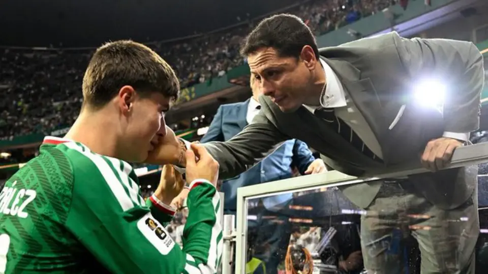 Chicharito consuela a la "Hormiga" González tras la dolorosa eliminación de México ante Inglaterra