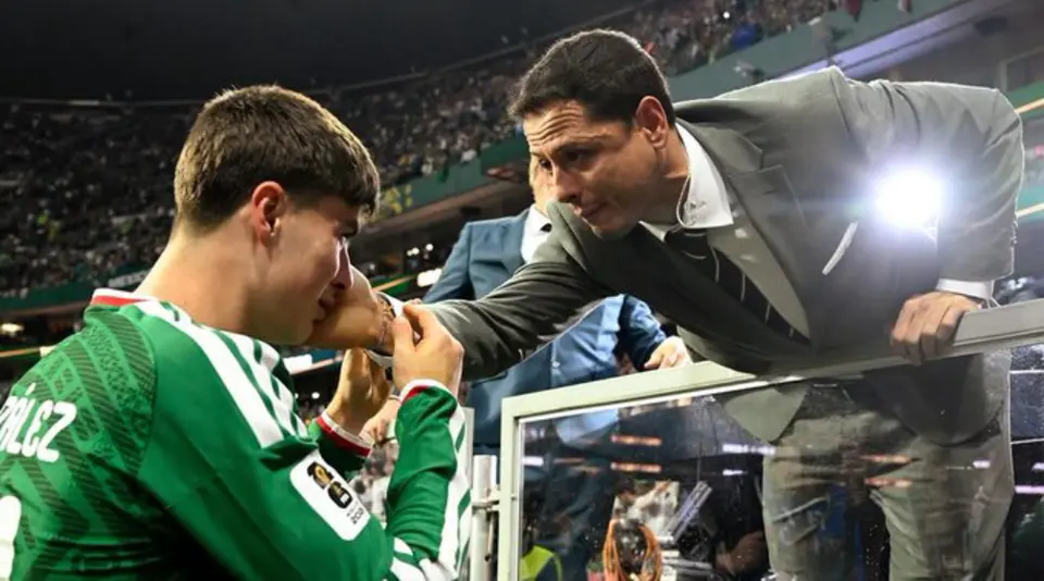 Chicharito consuela a la "Hormiga" González tras la dolorosa eliminación de México l AFP