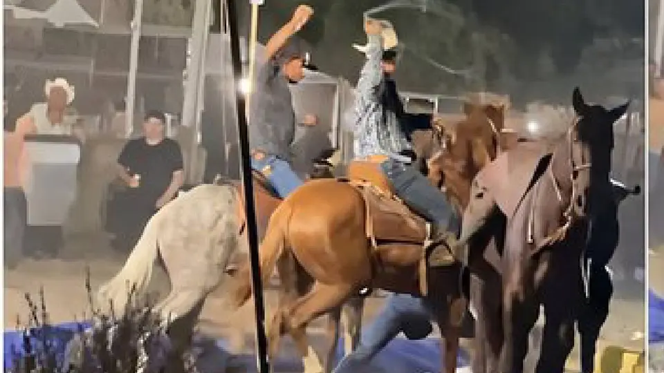 La pelea entre varios jinetes quedó grabada por asistentes que se encontraban en la cabalgata realizada en Ahome, Sinaloa./ Captura de pantalla