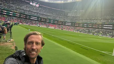 ¡Visita de lujo! Peter Crouch llega al Estadio Azteca para presenciar el México vs. Inglaterra