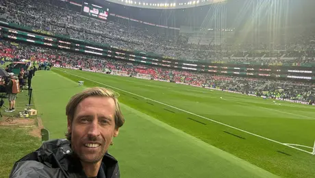 ¡Visita de lujo! Peter Crouch llega al Estadio Azteca para presenciar el México vs. Inglaterra