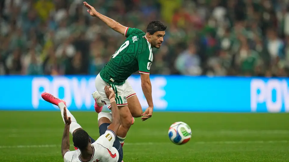 Raúl Jiménez no pudo anotar en dos goles dentro de la primera parte | AP