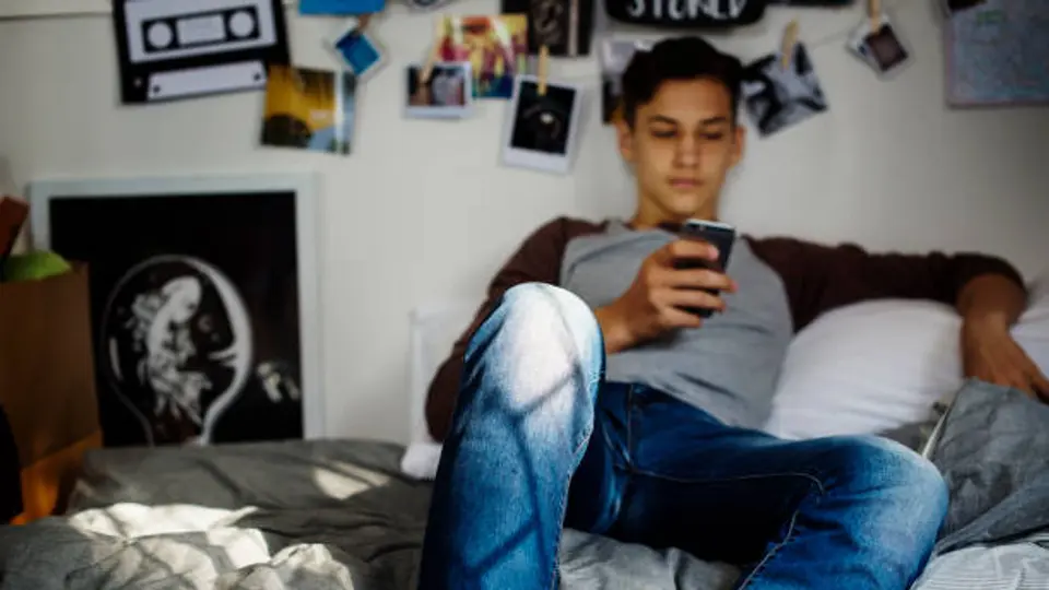 UNAM alerta a padres por el daño del scroll infinito en adolescentes