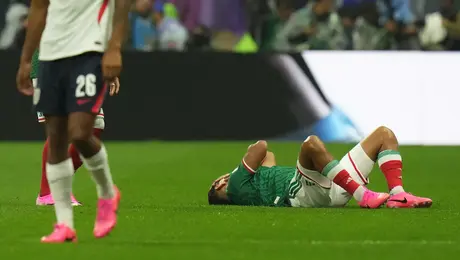 ¿Era roja? La brutal entrada de Declan Rice sobre Luis Romo