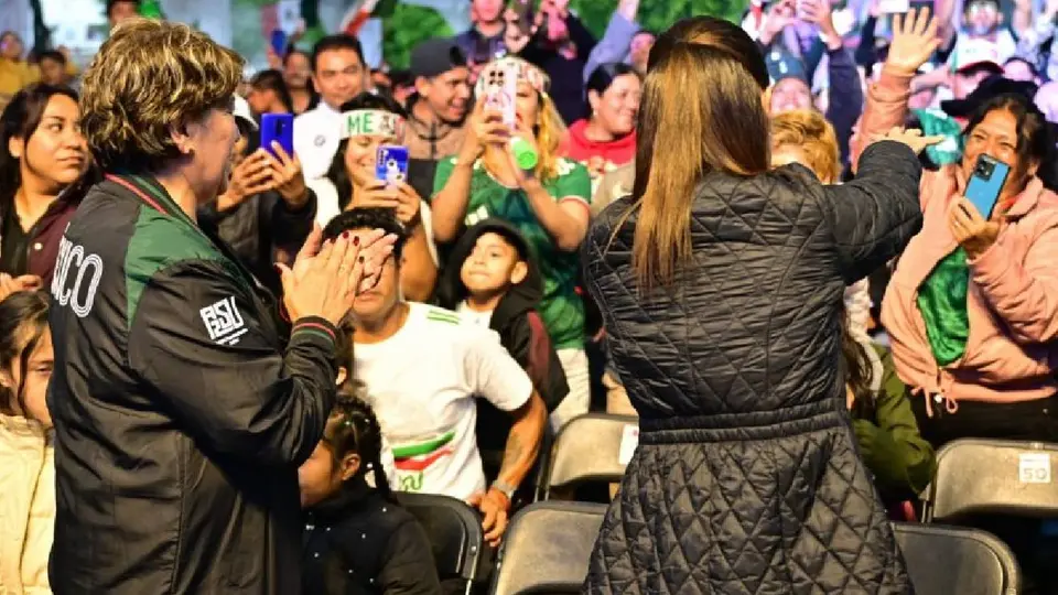 Cientos de aficionados se reunieron en Nezahualcóyotl para ver el México vs Inglaterra junto con la presidenta Claudia Sheinbaum./ X