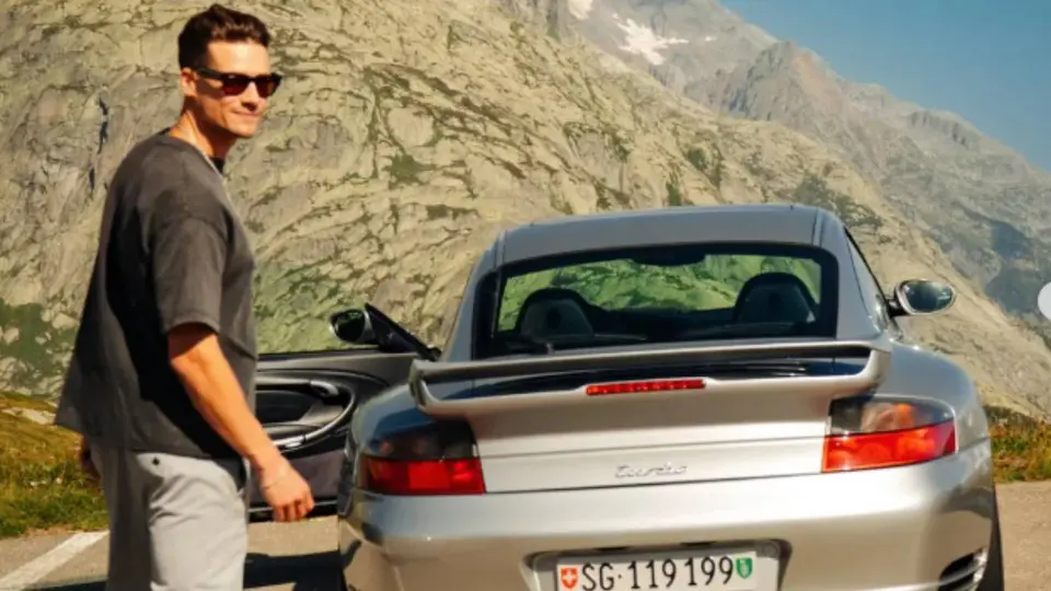 El modelo perdió el control de un Porsche en una carretera cerrada al tránsito. /@mano_machinek