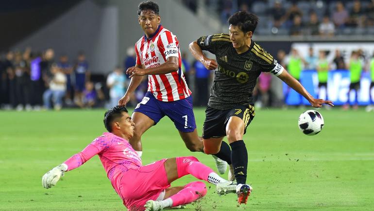 Tala Rangel evitando un ataque de Heung Min Son | IMAGO7