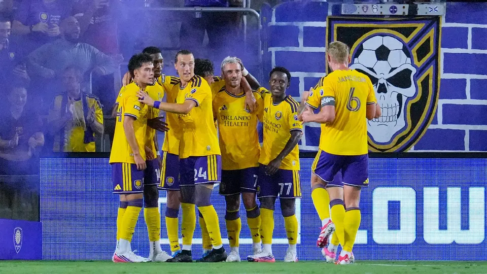 Griezmann celebrando con los jugadores de Orlando City | MEXSPORT