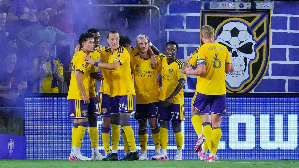 Griezmann celebrando con los jugadores de Orlando City | MEXSPORT