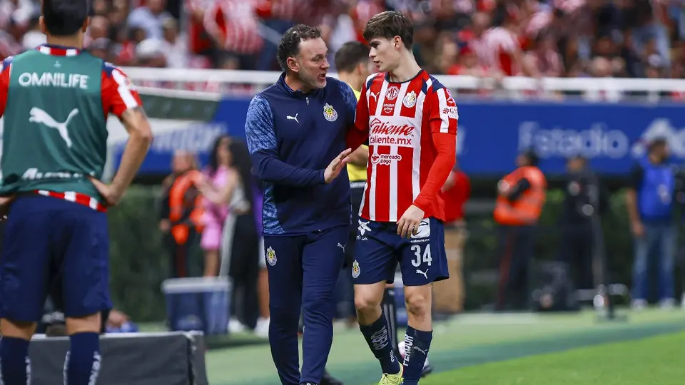 Gabriel Milito acompañando a Armando González | MEXSPORT