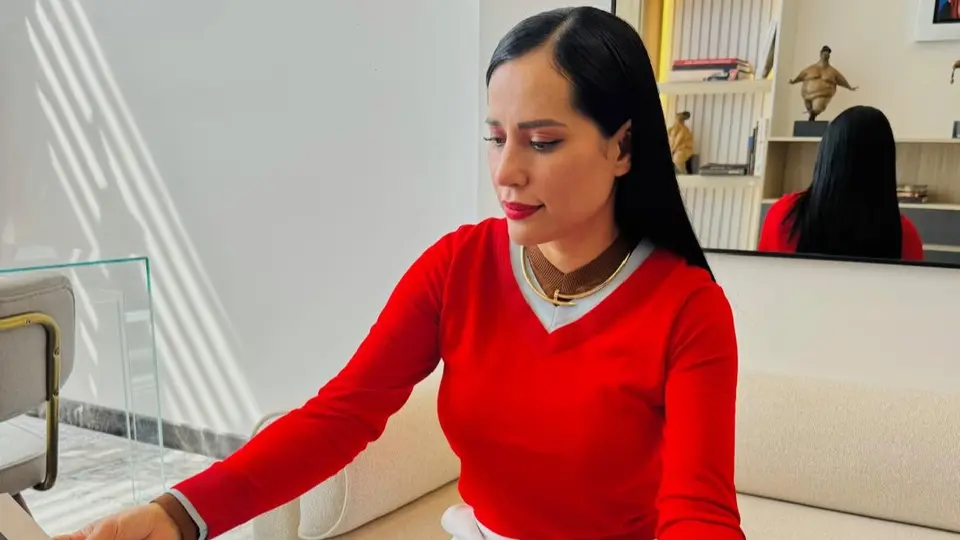 Su personalidad encajaría bien en cualquier reality para hacer alguna polémica / FB: @SandraCuevasAlcaldesa