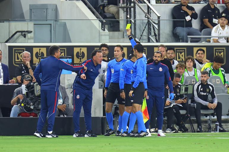 Cesar Ramos amonestando a Gabriel Milito | IMAGO7