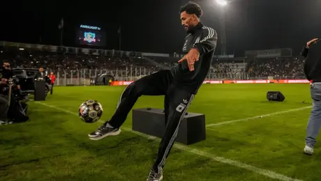 La camiseta cae del cielo y miles de hinchas dan la bienvenida a Vozinha en el Colo Colo