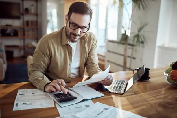 La inmovilización de cuentas solo procede cuando existen adeudos fiscales firmes y conforme al Código Fiscal de la Federación. /istock