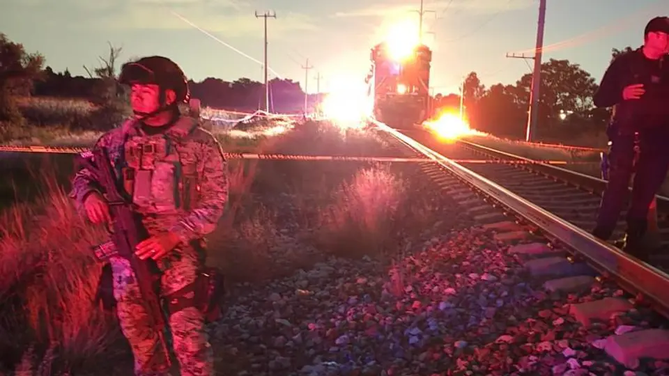 Elementos de seguridad acudieron a la zona donde un hombre murió tras ser impactado por un tren de carga./@Excelsior