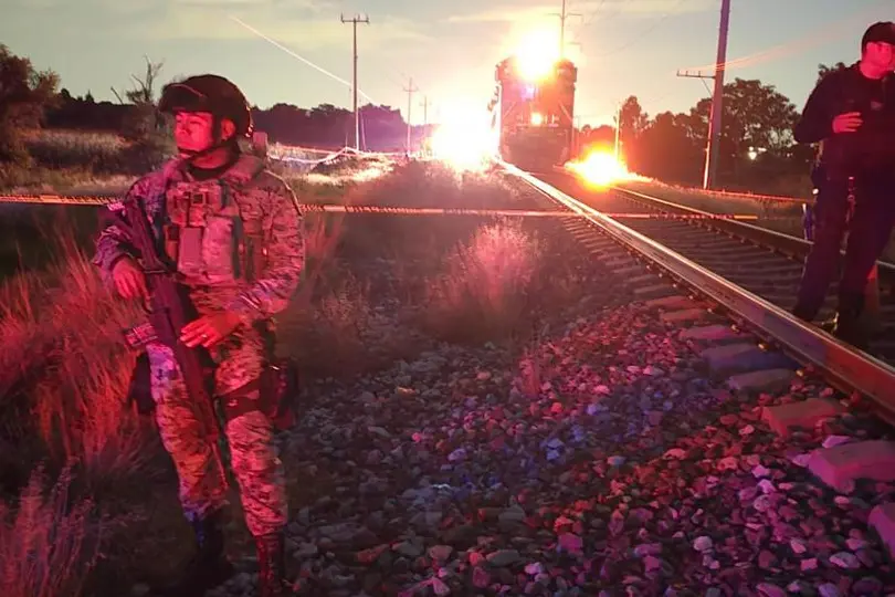 Elementos de seguridad acudieron a la zona donde un hombre murió tras ser impactado por un tren de carga./@Excelsior
