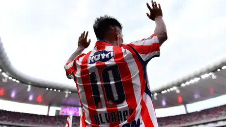 Efraín Álvarez presume intercambio de Jersey con Heung Min Son pese a la 'derrota' de Chivas
