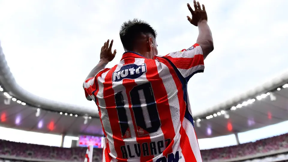 Efraín Álvarez presume intercambio de Jersey con Heung Min Son pese a la 'derrota' de Chivas