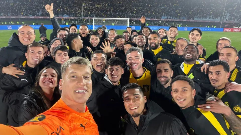 Jugadores de Peñarol en celebración tras el triunfo ante Montevideo Wanderers | X: @OficialCAP