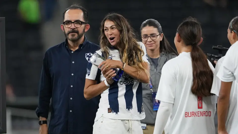 Christina Burkenroad en su homenaje con Rayadas de Monterrey | IMAGO 7