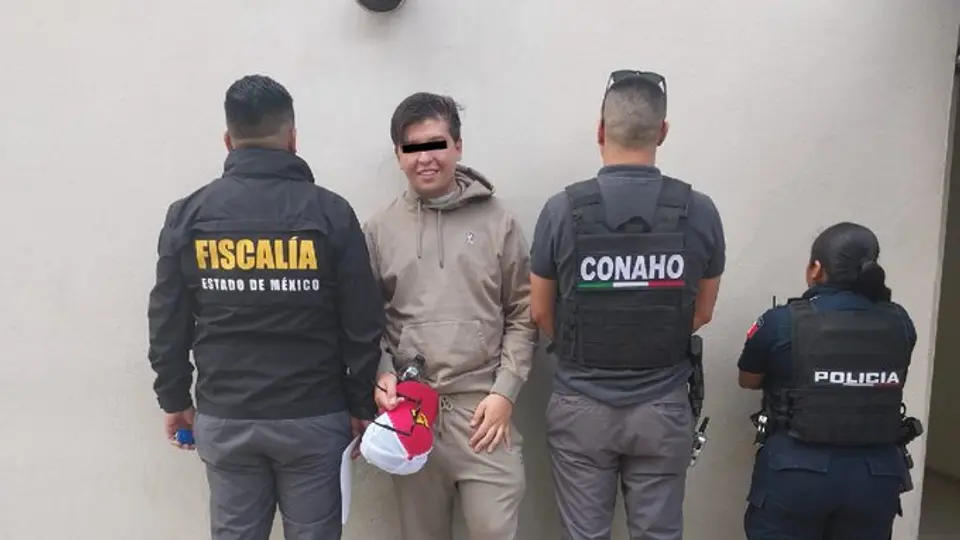 El influencer llegó esposado de pies y manos al centro penitenciario./@amarilloalarcon