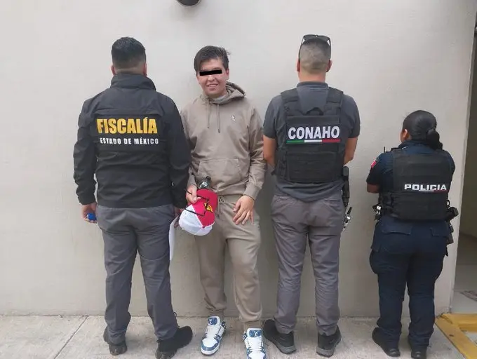 El influencer llegó esposado de pies y manos al centro penitenciario./@amarilloalarcon